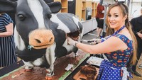 Nah ini pose ketika Molly memotong cake berbentuk sapi buatannya. Seekor sapi gemuk dengan ukuran jumbo ini adalah cake lezat yang dilapisi fondant. Foto: Instagram @mollymakescake