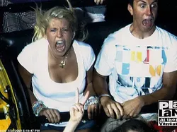 19 Ekspresi Lucu Banget Ketika Naik Roller Coaster