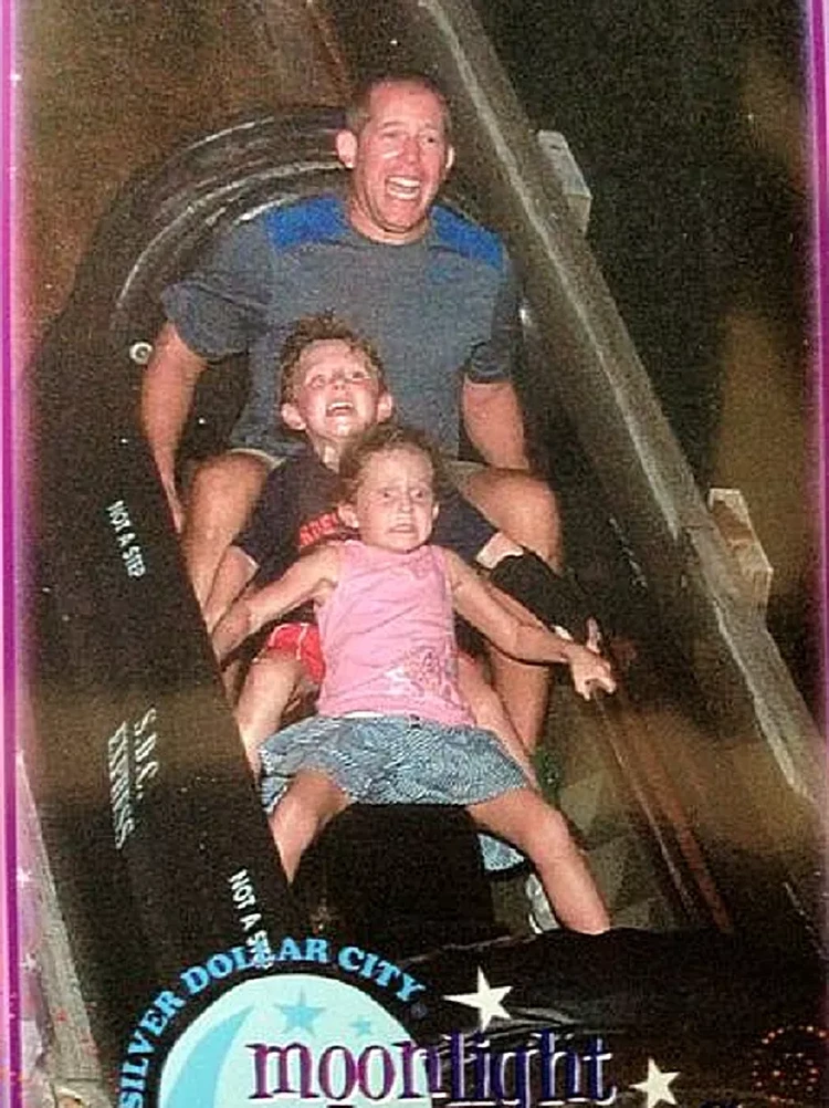 19 Ekspresi Lucu Banget Ketika Naik Roller Coster