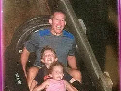 19 Ekspresi Lucu Banget Ketika Naik Roller Coaster