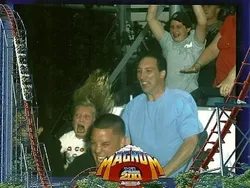 19 Ekspresi Lucu Banget Ketika Naik Roller Coaster