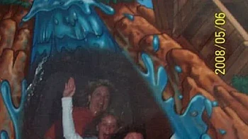 Kenapa aku harus di depan, kata orang berbaju hitam. Foto: (liveabout).