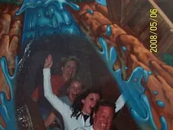 19 Ekspresi Lucu Banget Ketika Naik Roller Coaster