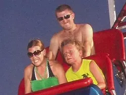 19 Ekspresi Lucu Banget Ketika Naik Roller Coaster