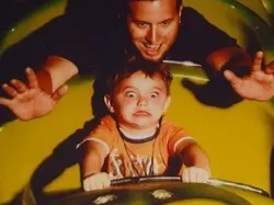 19 Ekspresi Lucu Banget Ketika Naik Roller Coaster