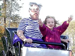 19 Ekspresi Lucu Banget Ketika Naik Roller Coaster