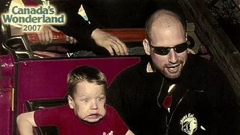 Tenang nak, ada Ayah di sini yang selalu menjagamu. Pegang tangan Ayah. Foto: (liveabout).