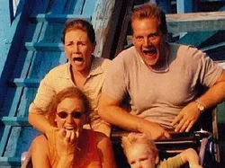 19 Ekspresi Lucu Banget Ketika Naik Roller Coaster