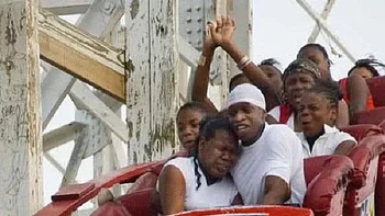 Memang paling benar kalau naik roller coaster bawa pasangan. Jadi alasan peluk. Foto: (liveabout).