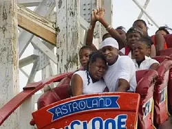 19 Ekspresi Lucu Banget Ketika Naik Roller Coaster