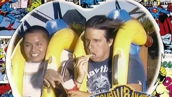 Jangan ditiru ya naik roller coaster sembari makan seperti ini. Foto: (liveabout).