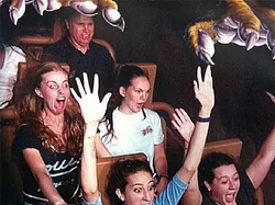 19 Ekspresi Lucu Banget Ketika Naik Roller Coaster