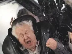 19 Ekspresi Lucu Banget Ketika Naik Roller Coaster