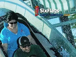 19 Ekspresi Lucu Banget Ketika Naik Roller Coaster