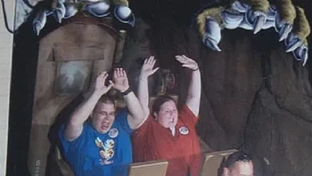 kami tidak kuat, kami ingin turun, ucap dua orang berbaju merah dan biru. Foto: (liveabout).