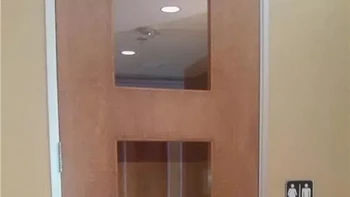 Ya percuma dong dikasih pintu, kalau jendelannya bening gitu. Foto: (liveabout).