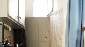 Terlalu dekat sepertinya ya jarak dapur dan kamar mandi? Foto: (liveabout).