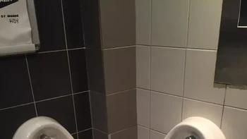 Bingung mau buang air kecil di mana. Foto: (liveabout).