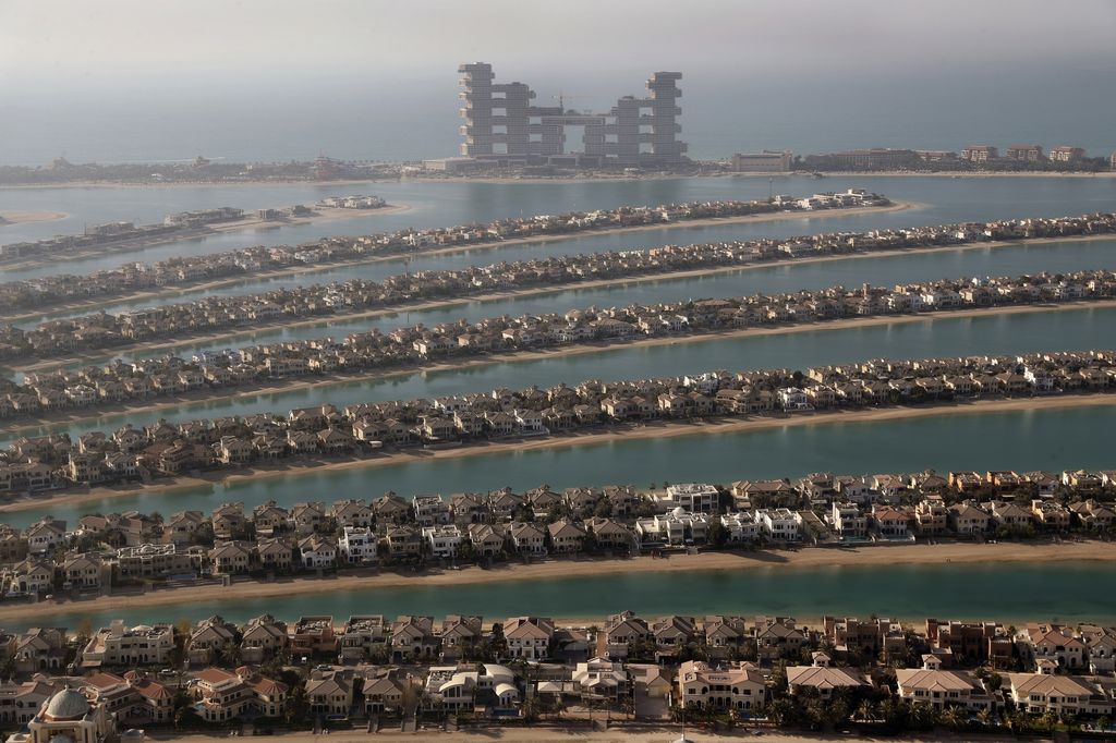 Vila-vila di pelepah Jumeirah Palm Island di Dubai, Uni Emirat Arab, terlihat dari dek observasi The View at The Palm Jumeirah (6/4/2021). (AP Photo/Kamran Jebreili)