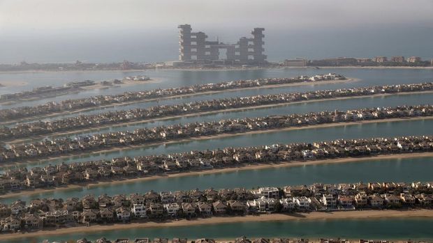 Vila-vila di pelepah Jumeirah Palm Island di Dubai, Uni Emirat Arab, terlihat dari dek observasi The View at The Palm Jumeirah (6/4/2021). (AP Photo/Kamran Jebreili)