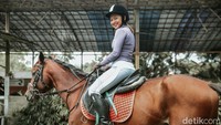 (Perlengkapan) lumayan juga. Aku saja nyicil dulu dan beberapa ada yang di-endorse. Ya masih ngumpulin dari helm, gloves, sepatu berkuda tuh mahal sih karena kulit kan, ujar Almira. (Foto: Grandyos Zafna/detikcom)