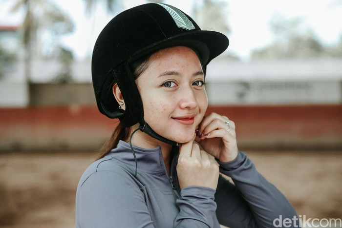 Almira Andani Penyanyi jebolan salah satu ajang pencari bakat, Almira Andani tengah melakukan kegiatan olahraga berkuda di Pamulang Equastrian Centre, Tangerang Selatan.