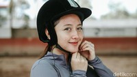 Almira Andani mengajak detikcom untuk melihatnya beraksi dengan kuda di Pamulang Equastrian Centre. (Foto: Grandyos Zafna/detikcom)