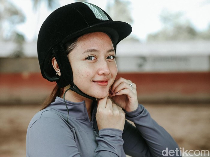 Penyanyi jebolan salah satu ajang pencari bakat, Almira Andani tengah melakukan kegiatan olahraga berkuda di Pamulang Equastrian Centre, Tangerang Selatan.