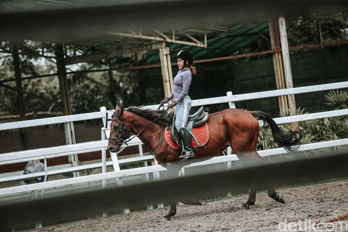 Penyanyi jebolan salah satu ajang pencari bakat, Almira Andani tengah melakukan kegiatan olahraga berkuda di Pamulang Equastrian Centre, Tangerang Selatan.
