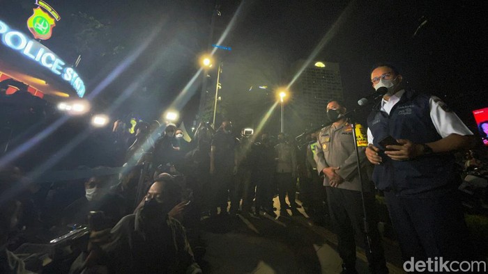 Gubernur DKI Jakarta Anies Baswedan, didampingi Kapolda Metro Jaya Irjen Fadil Imran dan Pangdam Jaya Mayjen TNI Mulyo Aji, memantau malam pergantian tahun baru di kawasan Bunderan Hotel Indonesia, Jakarta Pusat, Jumat, (31/12/2022).