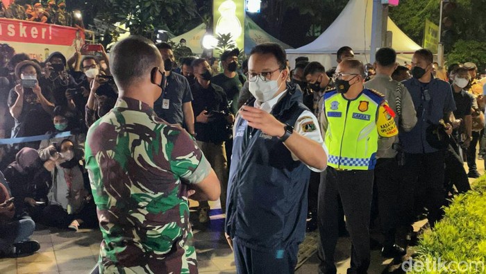Gubernur DKI Jakarta Anies Baswedan, didampingi Kapolda Metro Jaya Irjen Fadil Imran dan Pangdam Jaya Mayjen TNI Mulyo Aji, memantau malam pergantian tahun baru di kawasan Bunderan Hotel Indonesia, Jakarta Pusat, Jumat, (31/12/2022).