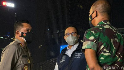 Anies Pantau Momen Pergantian Tahun Baru di Bundaran HI