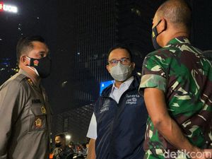 Anies Pantau Momen Pergantian Tahun Baru di Bundaran HI