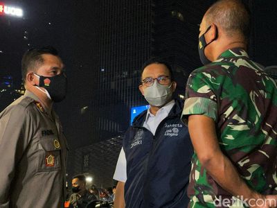 Anies Pantau Momen Pergantian Tahun Baru di Bundaran HI