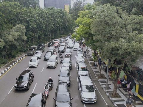 Antusias Warga Habiskan Libur Tahun Baru ke KBS, Arus Lalin Macet