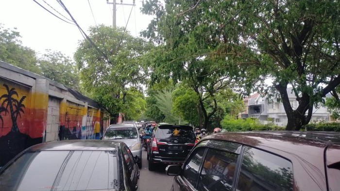 arus lalin menuju pantai kenjeran macet panjang