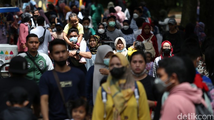 Taman Margasatwa Ragunan dipadati pengunjung saat libur tahun baru 2022. Per pukul 10.00 WIB, pengunjung yang datang berjumlah 6.253 orang.