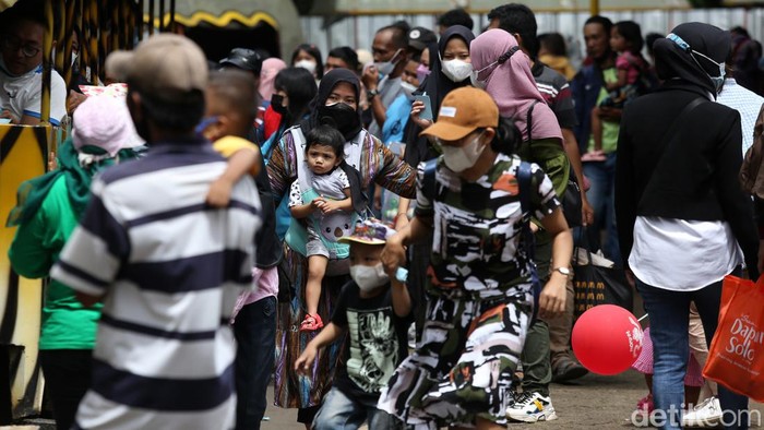Taman Margasatwa Ragunan dipadati pengunjung saat libur tahun baru 2022. Per pukul 10.00 WIB, pengunjung yang datang berjumlah 6.253 orang.
