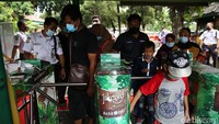 Saat libut tahun baru  ini, Taman Margasatwa Ragunan memberlakukan pembatasan pengunjung sebanyak 50 persen.