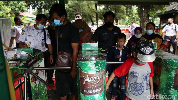 Begini Keramaian Ragunan Saat Libur Tahun Baru Taman Margasatwa Ragunan dipadati pengunjung saat libur tahun baru 2022. Per pukul 10.00 WIB, pengunjung yang datang berjumlah 6.253 orang.