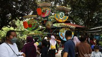 Selain kandang hewan, sejumlah wahana permainan juga diserbu pengunjung.