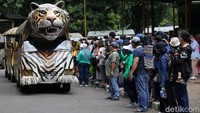 Sebagian pengunjung memilih berkeliling menggunakan kendaraan yang telah disediakan oleh pihak Taman Margasatwa Ragunan (TMR).