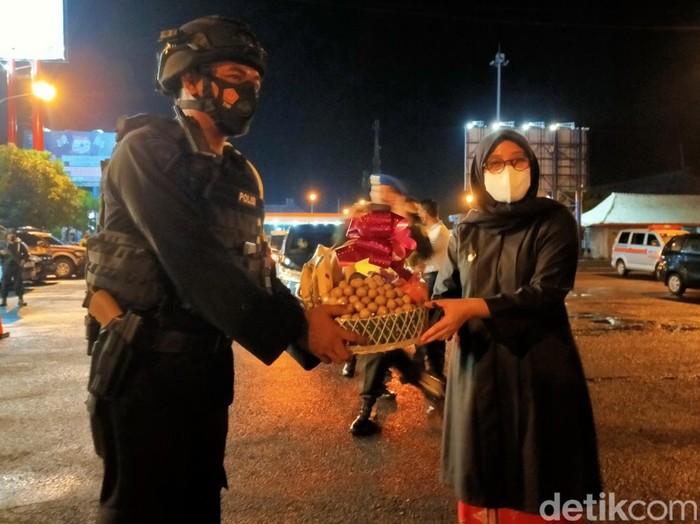 Forkopimda Banyuwangi memantau Pelabuhan Ketapang dan beberapa ruas jalan. Malam tahun baru di Banyuwangi terpantau kondusif.