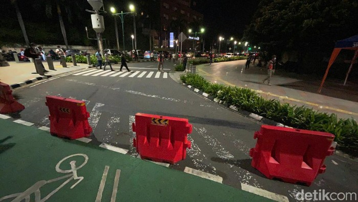 Crowd free night Jakarta sudah mulai diterapkan. Kawasan Bundaran HI, Jakarta Pusat, Jumat (31/12/2021), malam sudah ditutup.