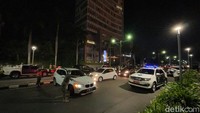 Petugas mengurai kemacetan dan memutar balik kendaraan yang hendak menuju kawasan pemberlakuan CFN. Rengga Sancaya/detikcom
