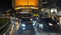 Anggota Dishub dan polantas mengurai lalu lintas. Rengga Sancaya/detikcom