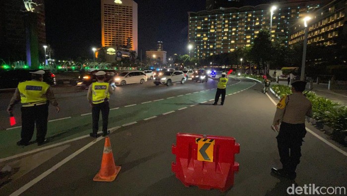 Crowd free night Jakarta sudah mulai diterapkan. Kawasan Bundaran HI, Jakarta Pusat, Jumat (31/12/2021), malam sudah ditutup.
