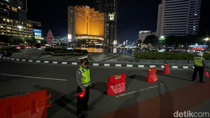 Crowd free night Jakarta sudah mulai diterapkan. Kawasan Bundaran HI, Jakarta Pusat, Jumat (31/12/2021), malam sudah ditutup.