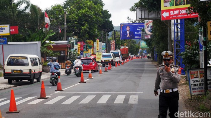 Kawasan wisata Lembang, Kabupaten Bandung Barat diserbu wisatawan saat libur tahun baru 2022. Volume kendaraan pun mengalami peningkatan.
