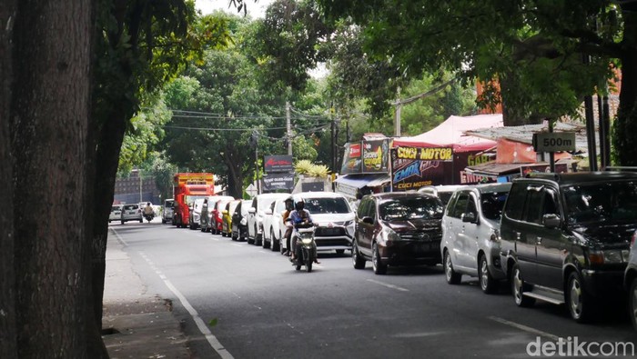 Diserbu Wisatawan, Volume Kendaraan di Kawasan Lembang Meningkat Kawasan wisata Lembang, Kabupaten Bandung Barat diserbu wisatawan saat libur tahun baru 2022. Volume kendaraan pun mengalami peningkatan.